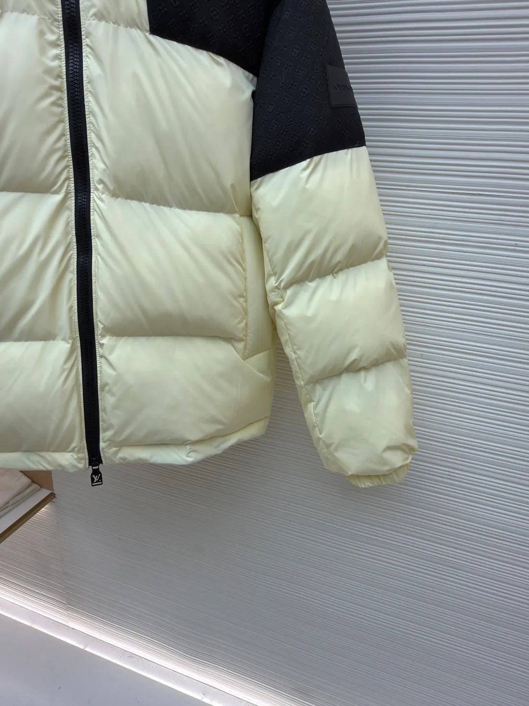 LOUIS VUITTON Positioned Pattern Belted Down Jacket ●Original version: Purchased and developed by 26829 ●Item No.: 1682101-D30 ●Fabric: White duck down fabric ●Technology: Mechanical down filling ●Color: Black and white color matching ●Type: Fitted version ●Weight: about 1105 grams ●Size: S-M-L-XL ●Description: This practical jacket combines temperature and style. The body is made of two fabrics of close tones, and the yoke and hood are made of Mini Monogram embossed material. The detachable hood is cleverly stored on the collar and sleeve sides, embellished with logo silicone patches and Ecodown© filling, which is lightweight and warm. Fabric 1: 92% nylon, 8% spandex; Fabric 2: 90% nylon, 10% spandex; Lining 1: 92% nylon, 8% spandex; Lining 2: 100% polyester Filling: 100% polyester; Trims excluded; detachable hood with ripstop yoke and embossed logo on hood, drawstring hem filled with 100% Ecodown© recycled polyester for easy care and lightweight texture, warmth and insulation. The overall wiring is straight and delicate, the fabric is comfortable and soft, and the color is consistent without color difference. It can be matched with the same style to create a fashionable look and control various occasions. Customized accessories, complete with three standards, same style for men and women!